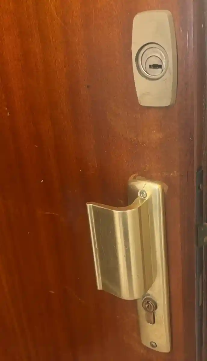 Poignée non sécurisée avant changement à Lille